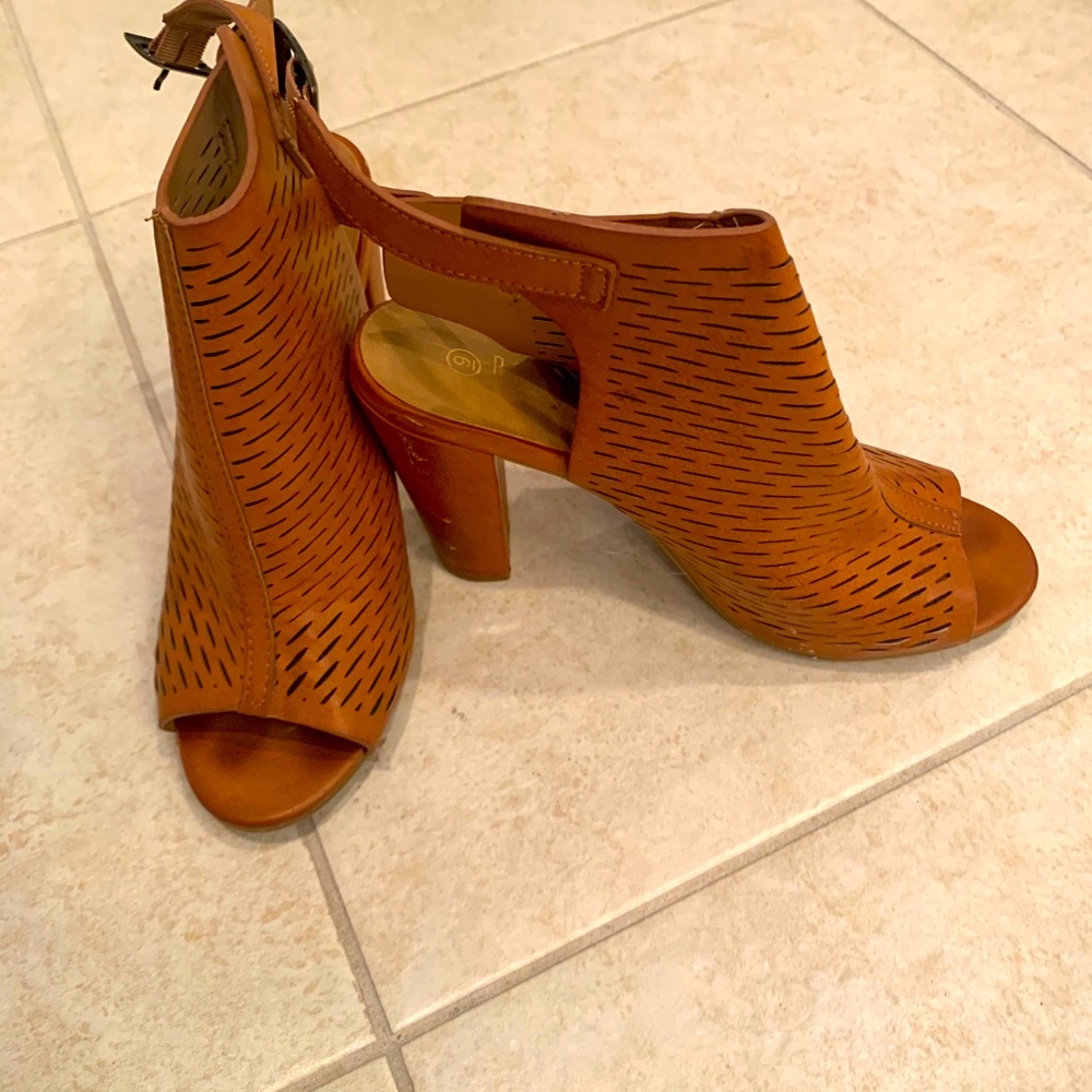 Peep toe ankle boot /stencil cut /3 inch heel